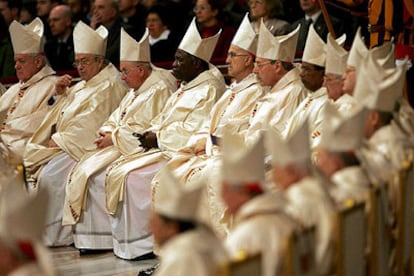Un grupo de cardenales, durante el noveno y último día de los Novendiales dedicados a Juan Pablo II.
