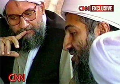 Imagen de Ayman al Zawahiri (izquierda) junto a Osama Bin Laden, emitida por CNN en agosto de 2002.