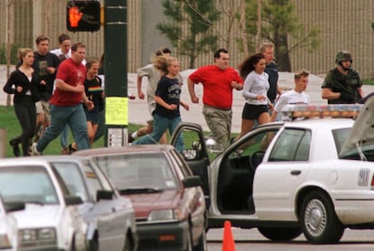 Algunos alumnos y profesores de Columbine abandonan el centro durante la mañana de la masacre, el 20 de abril de 1999.