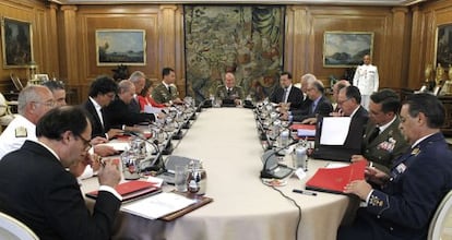 El Rey preside, flanqueado por el Príncipe y Mariano Rajoy, la reunión del Consejo de Defensa Nacional en La Zarzuela.