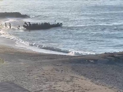 Desembarco de migrantes en una playa de Almería este verano.