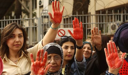 Mujeres libanesas protestan contra la esclavitud sexual en Beirut.