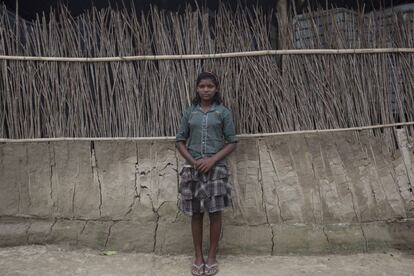 Bijita Ekka, de 15 años, posa junto a su casa en Bundapani Tea Estate, en la región de Dooars. Tras el cierre de la plantación, Ekka, que era estudiante de quinto curso, empezó a trabajar como empleada doméstica en la ciudad de Chandigarh, donde fue violada repetidamente por su agente y golpeada por los dueños de la casa donde servía.