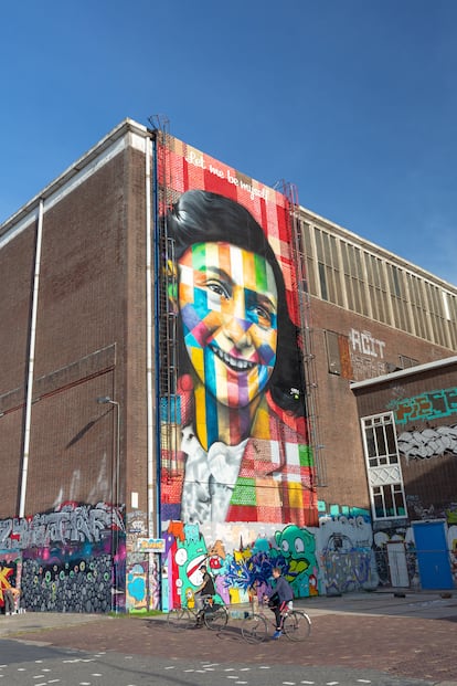 El grafiti protagonizado por Ana Frank, obra de Eduardo Kobra, en NDSM.