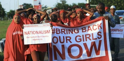 Un grupo pide la liberación de las niñas secuestradas por Boko Haram.