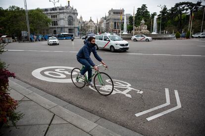 Un ciclista pasando por Cibeles el 15 de abril de 2021.