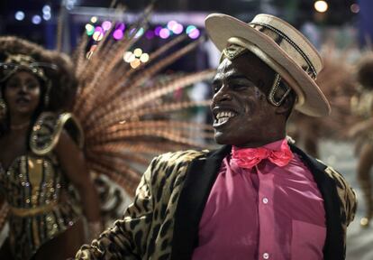 Integrantes de la escuela de samba del Grupo Especial Mangueira desfilan en el sambódromo de Marques de Sapucaí durante el carnaval en Río de Janeiro (Brasil), el 11 de febrero de 2018.