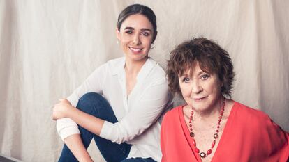 Candela Serrat, izquierda, y Julieta Serrano en el Teatro de la Comedia, en Madrid.