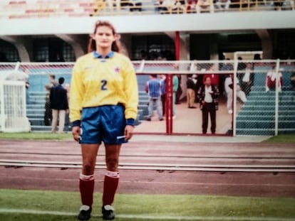 Myriam Guerrero, exfutbolista y entrenadora de fútbol colombiana, en el estadio Nemesio Camacho El Campín, en Bogotá, en 1998.