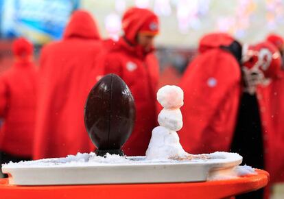 Una pelota de ftbol americano y unas bolas de nieve en el estadio de los Chiefs de Kansas City.