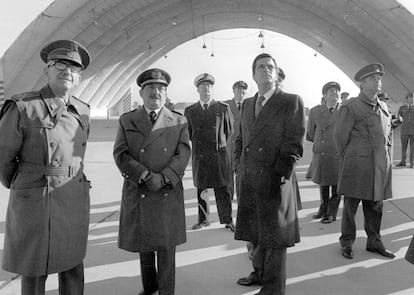 En la base de Torrejón de Ardoz (Madrid) en noviembre de 1977. El presidente del Gobierno, Adolfo Suárez, acompañado de mandos militares. A la izquierda, el general Gutiérrez Mellado.