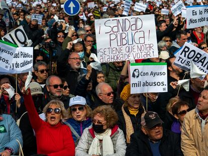 Cientos de personas se manifiestan a favor de la sanidad pública por las calles de Madrid en febrero de 2023.