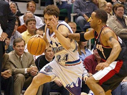 Raúl López avanza ante el acoso de Stoudamire.