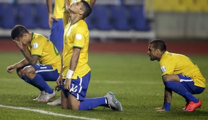 Thiago Silva (de rodillas) y otros jugadores de Brasil, tras ser eliminados