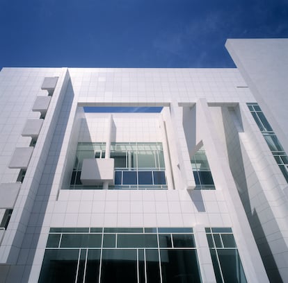 Vista de la fachada principal de MACBA, un proyecto del arquitecto norteamericano Richard Meier finalizado en 1995.