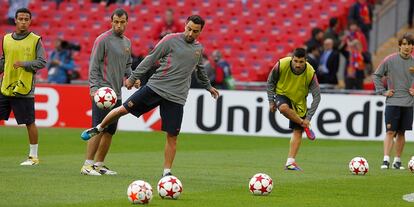 Xavi controla un balón ante la mirada de Thiago, Mascherano, Villa y Bojan. Mañana puede ganar su tercera 'Champions', tras las conquistadas en 2006 y 2009.