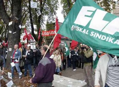 Concentración de trabajadores de Caballito ante Ajuria Enea en 2004.