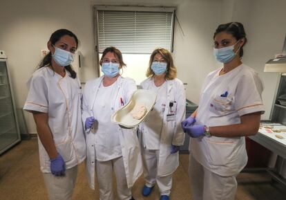 Banco de Cerebros de la Fundación Hospital de Alcorcón. En la imagen, Nuria Nogales (i), Carmen Guerrero, Mª Luisa Casas y Ana Rebolledo (d).