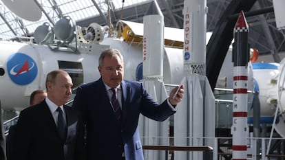 El presidente ruso Vladimir Putin (izquierda) con el entonces director de Roscosmos, Dmitry Rogozin, en la exposición de la industria espacial, el 12 de abril de 2018 en Moscú, Rusia.