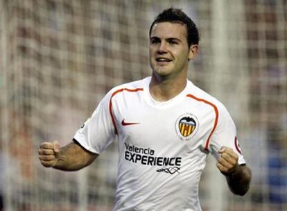 Mata celebra el tanto que da el liderato al Valencia