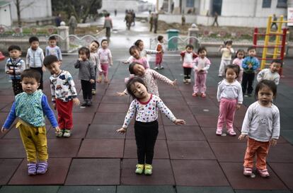 Varios hijos de empleados del estudio de arte Mansudae, bailan en una guardería en Pionyang, en Corea del Norte. El estudio de arte Mansudae es el mayor centro de producción artística del país con 4.000 empleados.