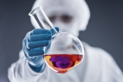 Una reacción química en un tubo de ensayo.
