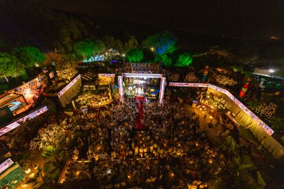 La temática de la gala fue 'El Olimpo de los deseos cumplidos'. Las invitadas debían llevar trajes largos de inspiración griega en color blanco o tonos pastel y ellos olvidarse del esmoquin o, al menos, llevarlo blanco —algo que no todos cumplieron—. Con mejor o peor acierto en sus 'looks', los invitados desfilaron por una de las alfombras rojas más variopintas del panorama español.