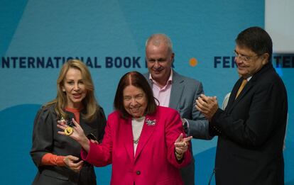 Silvia Lemus viuda de Carlos Fuentes, (izquierda) da un reconocimiento a la escritora brasileña Nélida Piñón (centro) y a Sergio Ramírez (derecha) dentro de la 28ª Feria Internacional del Libro de Guadalajara (México).