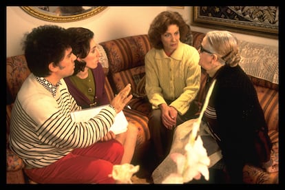 El director de cine Pedro Almodóvar da instrucciones a las actrices, desde la izquierda, Rosi de Palma, Marisa Paredes y Chus Lampreave, durante el rodaje de 'La flor de mi secreto'.