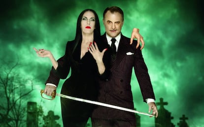 Carmen Conesa y Xavi Mira, como Morticia y Gómez en el musical 'La familia Addams'.