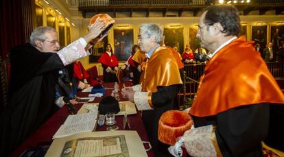 El rector de la Universitat de València, Esteban Morcillo, y el decano de Economia, Vicent Soler, en la investidura de De Grauwe como doctor honoris causa.