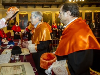 El rector de la Universitat de València, Esteban Morcillo, y el decano de Economia, Vicent Soler, en la investidura de De Grauwe como doctor honoris causa.