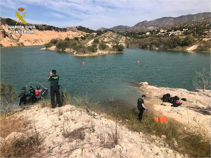 La Guardia Civil, durante la búsqueda del joven que intentó cruzar a nado el pantano de Crevillent (Alicante).
