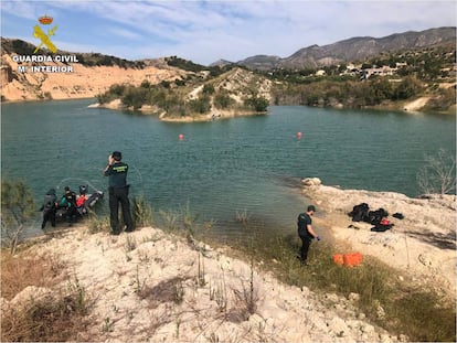 La Guardia Civil, durante la búsqueda del joven que intentó cruzar a nado el pantano de Crevillent (Alicante).