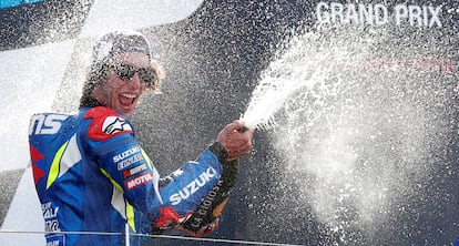 Alex Rins celebra su victoria en el podio.
