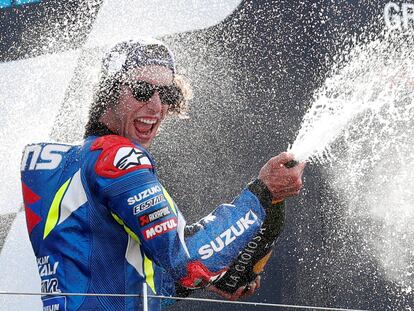 Alex Rins celebra su victoria en el podio.