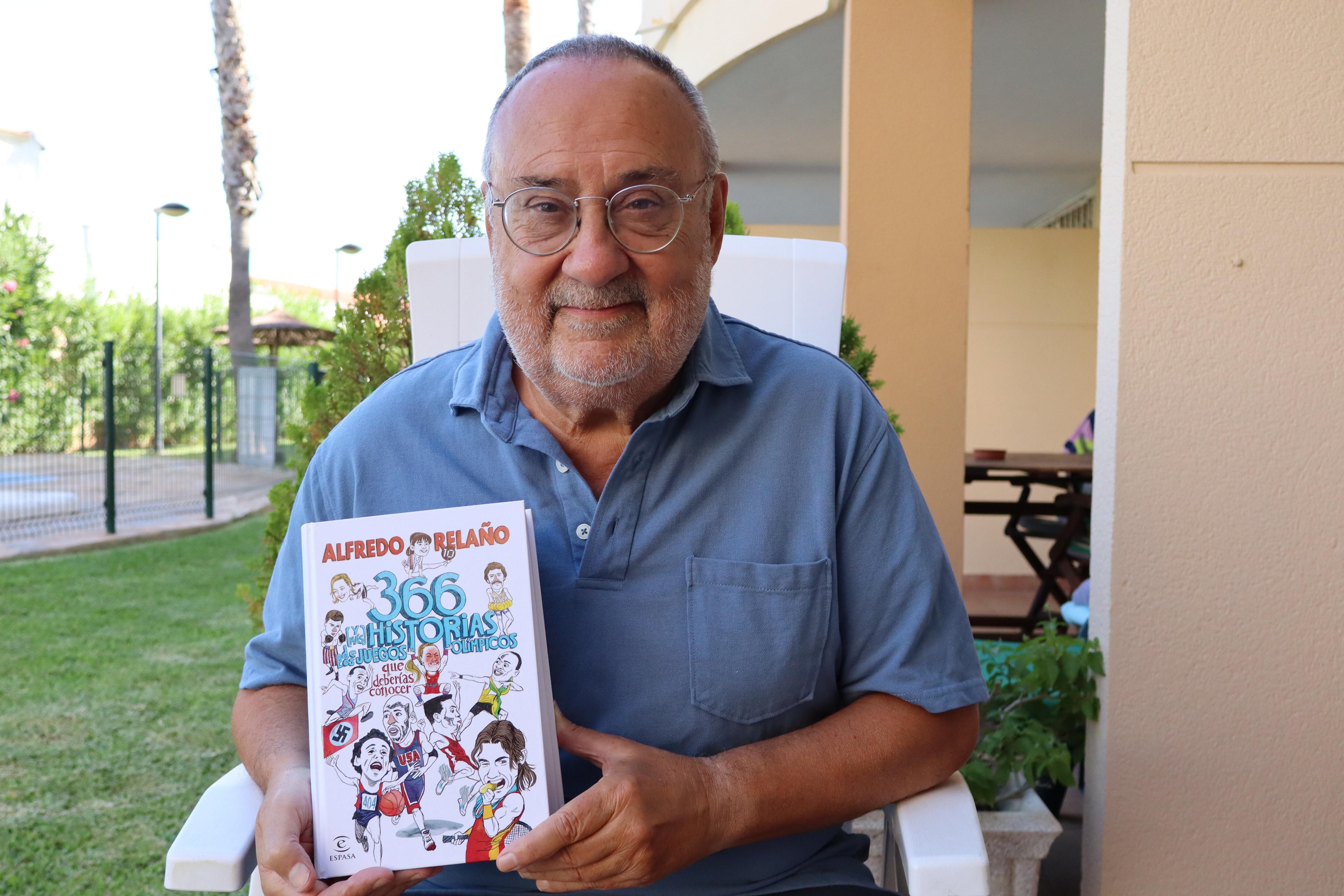 Alfredo Relaño posa con el libro 