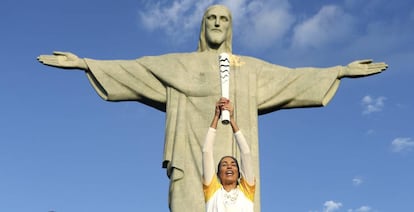 A campeã olímpica Isabel, do vôlei de praia, leva a tocha ao Cristo Redentor, nesta sexta-feira, no Rio.