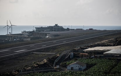 Imagen del aeropuerto de La Palma, cuando tuvo que ser cerrado por la ceniza del volcán de Cumbre Vieja a principios de noviembre.