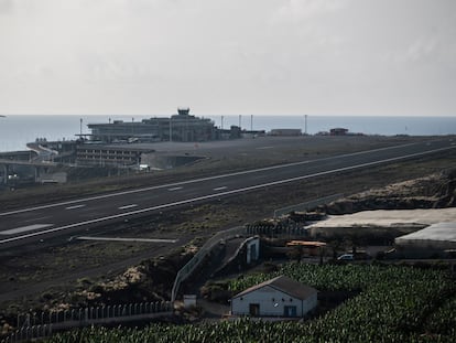 Imagen del aeropuerto de La Palma, cuando tuvo que ser cerrado por la ceniza del volcán de Cumbre Vieja a principios de noviembre.