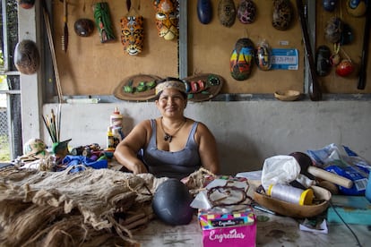 Aracelly, en la fotografía, es una de esas mujeres que ha participado en la lucha por el reconocimiento de sus derechos y de sus identidades. Las indígenas son esenciales en la protección de la cultura de sus comunidades, desde el respeto por la tierra y el conocimiento de su uso al conocimiento de las diferentes estaciones, la comida y la cultura. Aracelly, que pertenece a la comunidad indígena maleku, en Costa Rica, ha trabajado incansablemente para preservar su cultura y su territorio. Desde muy joven tuvo que enfrentarse a la falta de oportunidades, y por eso decidió luchar por mejorar las condiciones de vida de las mujeres de su comunidad. Participó en el proyecto 'Arcoíris de Esperanzas', de Ayuda en Acción, centrado en mitigar el impacto del machismo y la violencia de género. Desde hace años, lidera espacios comunitarios y es emprendedora junto a otras mujeres, con una tienda donde venden productos con identidad local.