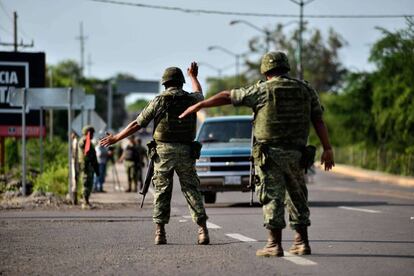 Soldados detienen un veh&iacute;culo en una carretera de Sinaloa. 