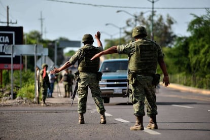 Soldados detienen un vehículo en una carretera de Sinaloa.