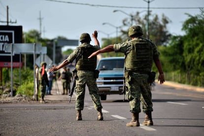 Soldados detienen un veh&iacute;culo en una carretera de Sinaloa. 