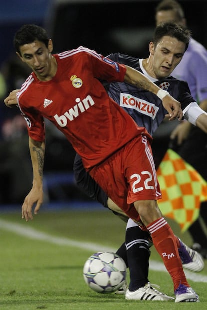 Di María, autor del primer gol del Madrid, pugna por la pelota con Milan Badelj.