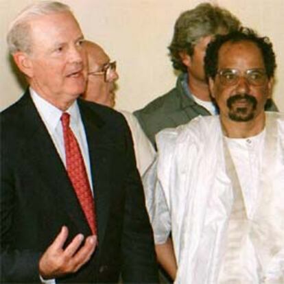 James Baker y el líder del Polisario, Mohamed Abdelaiz, en 1997 en Tinduf.