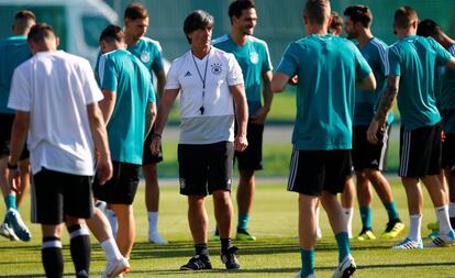 Löw, rodeado de sus jugadores en la concentración de Alemania a las afueras de Moscú.