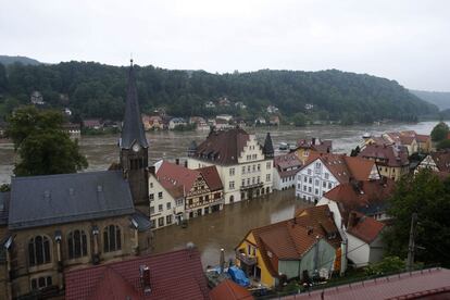 Las aguas del río Elba inundan el corazón de la ciudad de Wehlen en Alemania, 4 de junio de 2013.