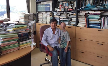 Os bioquímicos Carlos López Otín e Sammy Basso, na Universidade de Oviedo.