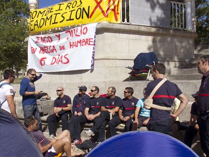 Bomberos indignados por dos despidos acampan ante Louzán